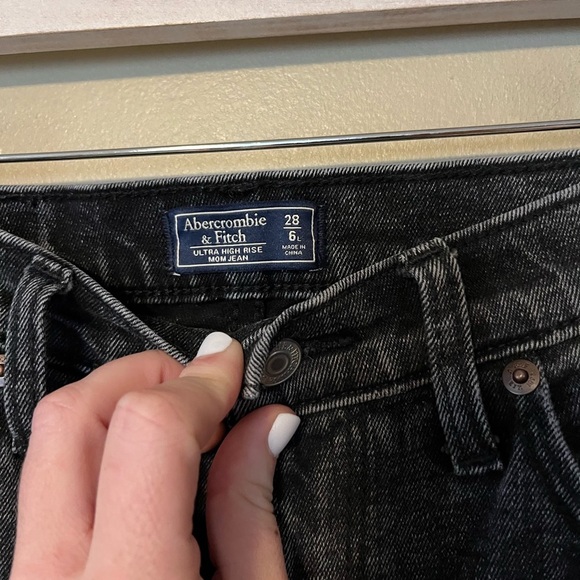 Abercrombie & Fitch Ultra High Rise Mom Jeans - Picture 3 of 6